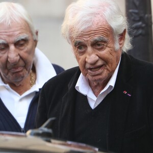 Charles Gérard et Jean-Paul Belmondo lors des obsèques de Jean Rochefort en l'église Saint-Thomas d'Aquin à Paris, le 13 octobre 2017.