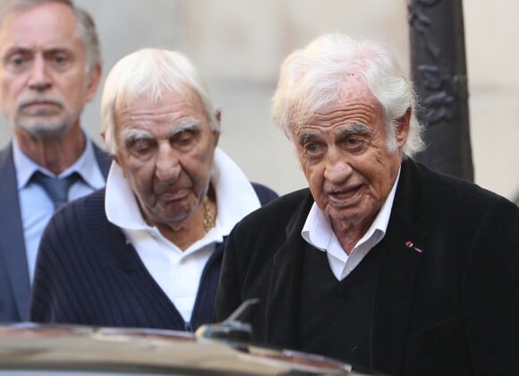 Charles Gérard et Jean-Paul Belmondo lors des obsèques de Jean Rochefort en l'église Saint-Thomas d'Aquin à Paris, le 13 octobre 2017.