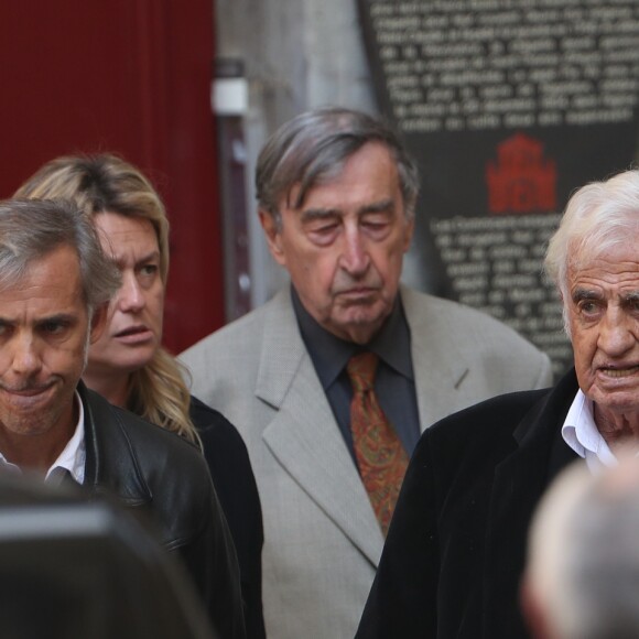 Daniel Lauclair, Paul Belmondo, sa femme Luana, Pierre Vernier et Jean-Paul Belmondo lors des obsèques de Jean Rochefort en l'église Saint-Thomas d'Aquin à Paris, le 13 octobre 2017.