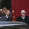 Paul Belmondo, sa femme Luana et Jean-Paul Belmondo lors des obsèques de Jean Rochefort en l'église Saint-Thomas d'Aquin à Paris, le 13 octobre 2017.