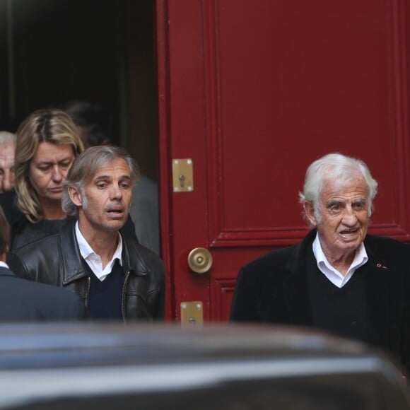 Paul Belmondo, sa femme Luana et Jean-Paul Belmondo lors des obsèques de Jean Rochefort en l'église Saint-Thomas d'Aquin à Paris, le 13 octobre 2017.