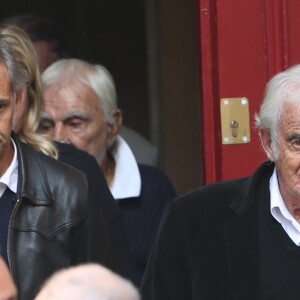 Paul Belmondo et son père Jean-Paul Belmondo lors des obsèques de Jean Rochefort en l'église Saint-Thomas d'Aquin à Paris, le 13 octobre 2017