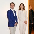 Le prince Frederik et la princesse Mary de Danemark visitent une exposition sur le mode de vie et l'alimentation à l'ambassade du Danemark à Tokyo, au Japon, le 12 octobre 2017.