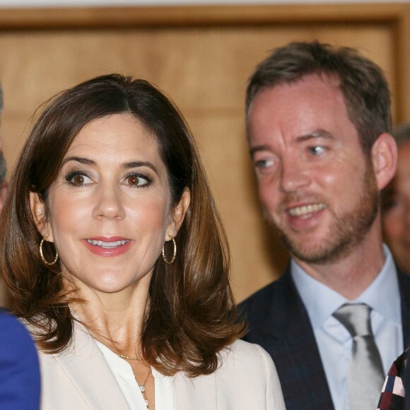 Le prince Frederik et la princesse Mary de Danemark visitent une exposition sur le mode de vie et l'alimentation à l'ambassade du Danemark à Tokyo, au Japon, le 12 octobre 2017.