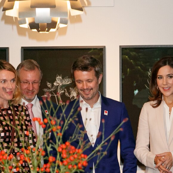 Le prince Frederik et la princesse Mary de Danemark visitent une exposition sur le mode de vie et l'alimentation à l'ambassade du Danemark à Tokyo, au Japon, le 12 octobre 2017.