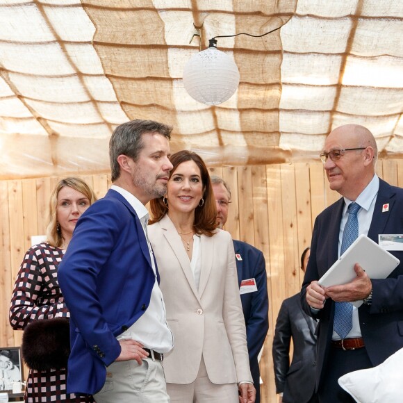 Le prince Frederik et la princesse Mary de Danemark visitent une exposition sur le mode de vie et l'alimentation à l'ambassade du Danemark à Tokyo, au Japon, le 12 octobre 2017.