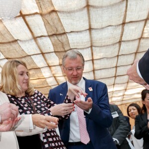 Le prince Frederik et la princesse Mary de Danemark visitent une exposition sur le mode de vie et l'alimentation à l'ambassade du Danemark à Tokyo, au Japon, le 12 octobre 2017.