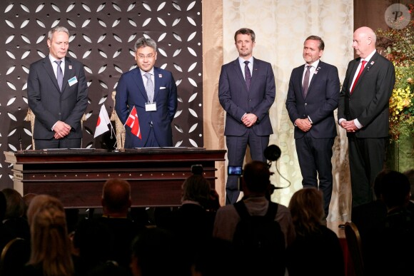 Le prince Frederik de Danemark signe un accord de partenariat entre des entreprises danoises et japonaises à l'Hotel Gajoen Tokyo le 11 octobre 2017. 11/10/2017 - Tokyo