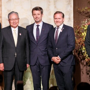 Le prince Frederik de Danemark signe un accord de partenariat entre des entreprises danoises et japonaises à l'Hotel Gajoen Tokyo le 11 octobre 2017. 11/10/2017 - Tokyo
