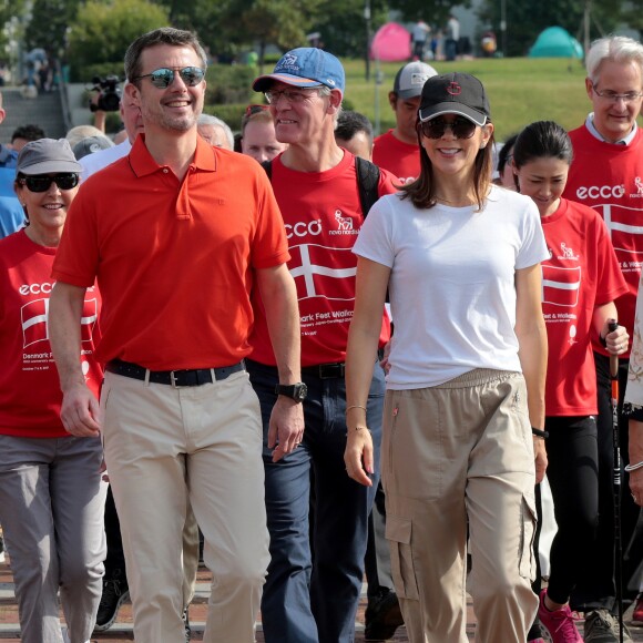 Le prince Frederik et la princesse Mary de Danemark au premier jour de leur voyage officiel pour célébrer les 150 ans de relations diplomatiques entre le Danemark et le Japon le 8 octobre 2017, vêtus déontractés pour participer à un walkathon.