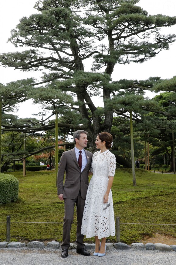 Le prince Frederik et la princesse Mary de Danemark au jardin Kenroku-en à Kanazawa lors d'un voyage officiel pour célébrer les 150 ans de relations diplomatiques entre le Danemark et le Japon, le 09 octobre 2017.