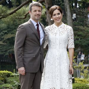 Le prince Frederik et la princesse Mary de Danemark, pause/pose romantique au jardin Kenroku-en à Kanazawa lors d'un voyage officiel pour célébrer les 150 ans de relations diplomatiques entre le Danemark et le Japon, le 09 octobre 2017.