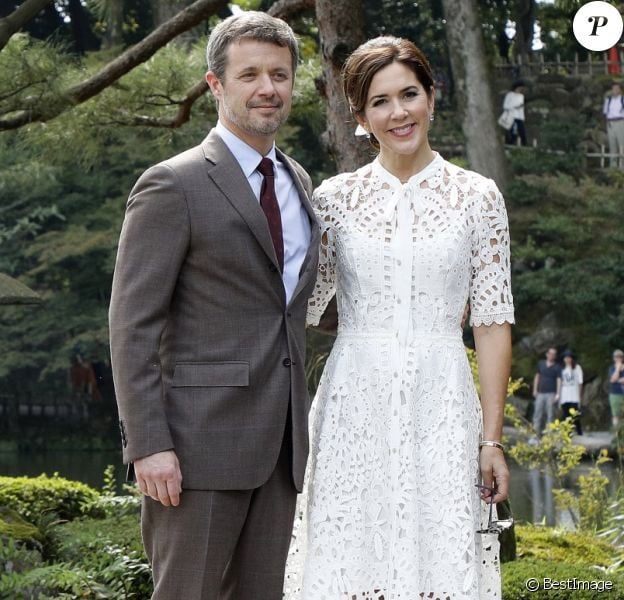Le prince Frederik et la princesse Mary de Danemark, pause/pose romantique au jardin Kenroku-en à Kanazawa lors d'un voyage officiel pour célébrer les 150 ans de relations diplomatiques entre le Danemark et le Japon, le 09 octobre 2017.