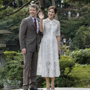 Le prince Frederik et la princesse Mary de Danemark au jardin Kenroku-en à Kanazawa lors d'un voyage officiel pour célébrer les 150 ans de relations diplomatiques entre le Danemark et le Japon, le 09 octobre 2017.