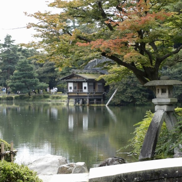 Le prince Frederik et la princesse Mary de Danemark au jardin Kenroku-en à Kanazawa lors d'un voyage officiel pour célébrer les 150 ans de relations diplomatiques entre le Danemark et le Japon, le 09 octobre 2017.