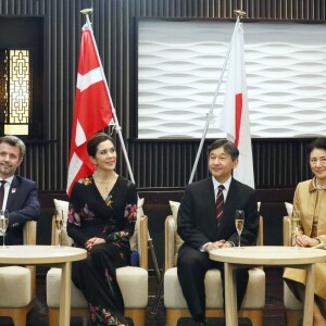 Le prince héritier Frederik de Danemark et la princesse Mary ont pris part en compagnie du prince héritier Naruhito du Japon et de la princesse Masako à une réception en l'honneur des 150 ans d'amitié entre leurs deux pays, au dernier jour de leur visite officielle, le 12 octobre 2017 à Tokyo.