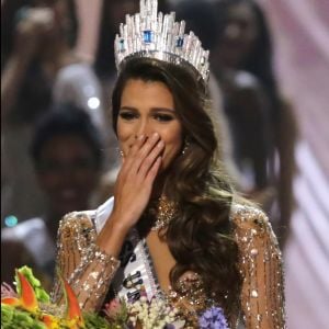 La Française Iris Mittenaere couronnée Miss Univers le 30 janvier lors d'un concours télévisé organisé à Manille, aux Philippines le 30 janvier 2017. © Linus Guardian Escandor Ii via ZUMA Wire / Bestimage