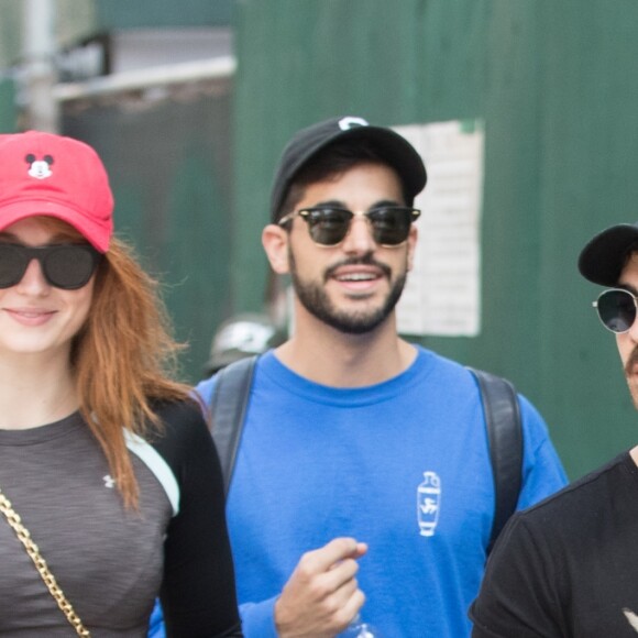 Sophie Turner et son compagnon Joe Jonas promènent leur petit chiot (Pomsky) dans les rues de New York, le 8 septembre 2017.