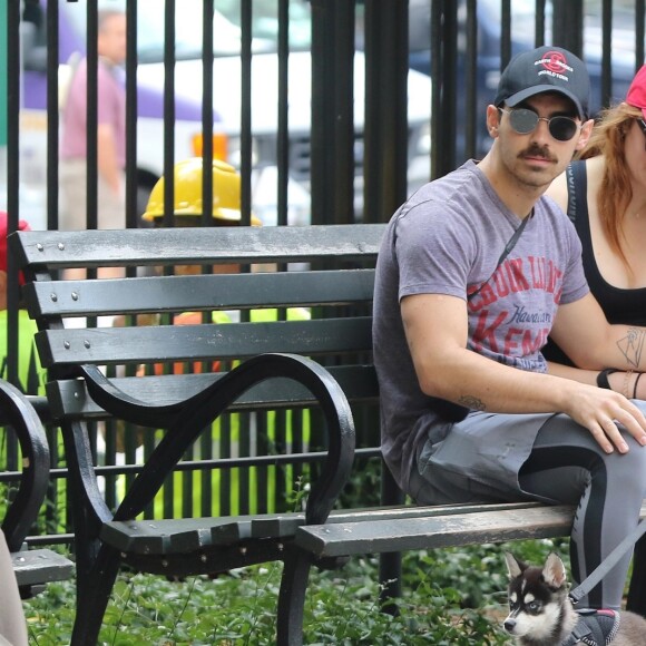 Joe Jonas et sa compagne Sophie Turner se promènent en amoureux avec leur adorable petit chiot (un Pomsky) dans les rues de New York, le 7 septembre 2017
