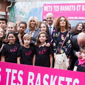 La Première Dame Brigitte Macron (Trogneux), Jean-Michel Blanquer, ministre de l'Education Nationale, Leïla Slimani, Léonie, atteinte de leucodystrophie, ses parents Francis et Stéphanie, et Guy Alba (président-fondateur de l'association ELA) - La Première Dame française lors de la lecture de la dictée ELA (texte "inédit", écrit spécialement pour l'occasion, de l'auteure de "Une chanson douce", Leïla Slimani) à l'occasion de la 14ème édition de la dictée d'ELA (Association européenne contre les leucodystrophie) au collège Georges Courteline dans le XIIe arrondissement de Paris, France, le 16 octobre 2017.