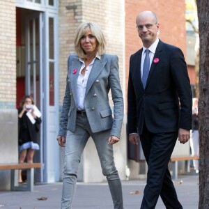 La Première Dame Brigitte Macron (Trogneux) et Jean-Michel Blanquer, ministre de l'Education Nationale - La Première Dame française lors de la lecture de la dictée ELA (texte "inédit", écrit spécialement pour l'occasion, de l'auteure de "Une chanson douce", Leïla Slimani) à l'occasion de la 14ème édition de la dictée d'ELA (Association européenne contre les leucodystrophie) au collège Georges Courteline dans le XIIe arrondissement de Paris, France, le 16 octobre 2017.