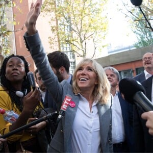 La Première Dame Brigitte Macron (Trogneux) et Jean-Michel Blanquer, ministre de l'Education Nationale - La Première Dame française lors de la lecture de la dictée ELA (texte "inédit", écrit spécialement pour l'occasion, de l'auteure de "Une chanson douce", Leïla Slimani) à l'occasion de la 14ème édition de la dictée d'ELA (Association européenne contre les leucodystrophie) au collège Georges Courteline dans le XIIe arrondissement de Paris, France, le 16 octobre 2017.