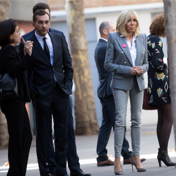 Pierre-Olivier Costa, directeur de cabinet, la Première Dame Brigitte Macron (Trogneux), Leïla Slimani et Jean-Michel Blanquer, ministre de l'Education Nationale - La Première Dame française lors de la lecture de la dictée ELA (texte "inédit", écrit spécialement pour l'occasion, de l'auteure de "Une chanson douce", Leïla Slimani) à l'occasion de la 14ème édition de la dictée d'ELA (Association européenne contre les leucodystrophie) au collège Georges Courteline dans le XIIe arrondissement de Paris, France, le 16 octobre 2017.