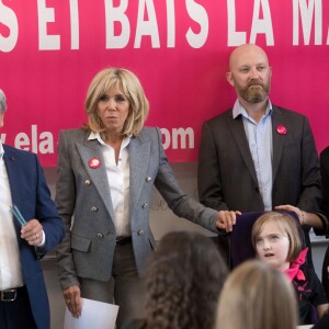 Jean-Michel Blanquer, ministre de l'Education Nationale, Guy Alba (président-fondateur de l'association ELA), la Première Dame Brigitte Macron (Trogneux), Léonie, atteinte de leucodystrophie et ses parents Francis et Stéphanie - La Première Dame française lors de la lecture de la dictée ELA (texte "inédit", écrit spécialement pour l'occasion, de l'auteure de "Une chanson douce", Leïla Slimani) à l'occasion de la 14ème édition de la dictée d'ELA (Association européenne contre les leucodystrophie) au collège Georges Courteline dans le XIIe arrondissement de Paris, France, le 16 octobre 2017.