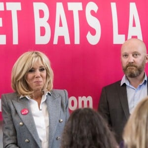 Guy Alba (président-fondateur de l'association ELA), la Première Dame Brigitte Macron (Trogneux) et les parents de Léonie, atteinte de leucodystrophie, Francis et Stéphanie - La Première Dame française lors de la lecture de la dictée ELA (texte "inédit", écrit spécialement pour l'occasion, de l'auteure de "Une chanson douce", Leïla Slimani) à l'occasion de la 14ème édition de la dictée d'ELA (Association européenne contre les leucodystrophie) au collège Georges Courteline dans le XIIe arrondissement de Paris, France, le 16 octobre 2017.