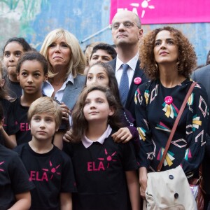 La Première Dame Brigitte Macron (Trogneux), Jean-Michel Blanquer, ministre de l'Education Nationale, Leïla Slimani, Léonie, atteinte de leucodystrophie et son père Francis - La Première Dame française lors de la lecture de la dictée ELA (texte "inédit", écrit spécialement pour l'occasion, de l'auteure de "Une chanson douce", Leïla Slimani) à l'occasion de la 14ème édition de la dictée d'ELA (Association européenne contre les leucodystrophie) au collège Georges Courteline dans le XIIe arrondissement de Paris, France, le 16 octobre 2017.