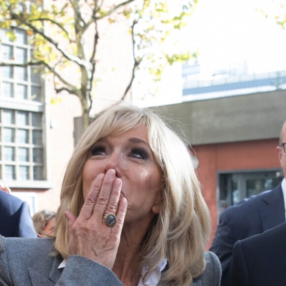 La Première Dame Brigitte Macron (Trogneux) et Jean-Michel Blanquer, ministre de l'Education Nationale - La Première Dame française lors de la lecture de la dictée ELA (texte "inédit", écrit spécialement pour l'occasion, de l'auteure de "Une chanson douce", Leïla Slimani) à l'occasion de la 14ème édition de la dictée d'ELA (Association européenne contre les leucodystrophie) au collège Georges Courteline dans le XIIe arrondissement de Paris, France, le 16 octobre 2017.