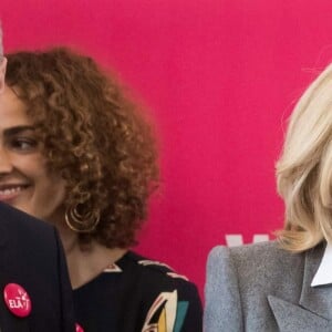 Jean-Michel Blanquer, ministre de l'Education Nationale, la Première Dame Brigitte Macron (Trogneux) et Guy Alba, président-fondateur de l'association ELA - La Première Dame française lors de la lecture de la dictée ELA (texte "inédit", écrit spécialement pour l'occasion, de l'auteure de "Une chanson douce", Leïla Slimani) à l'occasion de la 14ème édition de la dictée d'ELA (Association européenne contre les leucodystrophie) au collège Georges Courteline dans le XIIe arrondissement de Paris, France, le 16 octobre 2017.