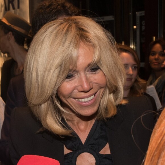 Exclusif - La Première dame Brigitte Macron - Représentation de la pièce "Les chatouilles (Ou la danse de la colère)" d'Andréa Bescond portant sur la pédophilie, au théâtre Antoine, à Paris, le 16 octobre 2017.