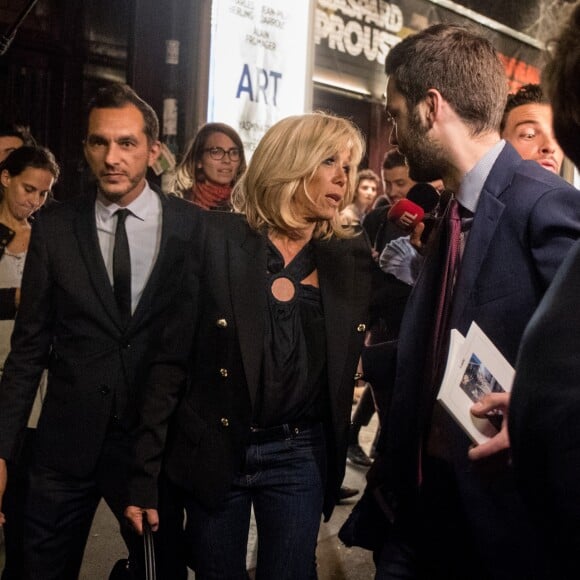 Exclusif - Pierre-Olivier Costa, directeur de cabinet, la Première Dame Brigitte Macron (Trogneux) et Tristan Bromet, chef de cabinet - Représentation de la pièce "Les chatouilles (Ou la danse de la colère)" d'Andréa Bescond portant sur la pédophilie, au théâtre Antoine, à Paris, le 16 octobre 2017.