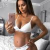 Sarah Stage pose sur Instagram à 39 semaines de grossesse, un jour avant son accouchement. Instagram, le 15 octobre 2017.