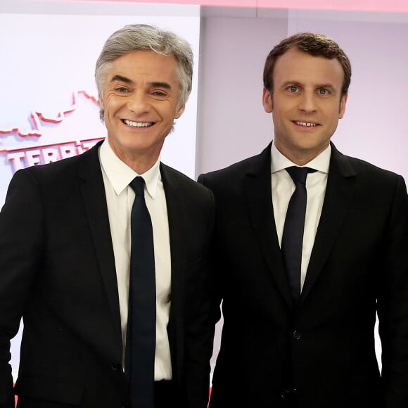 Exclusif - Cyril Viguier et Emmanuel Macron - Le candidat du mouvement En Marche !, Emmanuel Macron, invité de l'émission "Territoires d'Infos" présenté par Cyril Viguier sur la chaine Public Sénat, le 11 avril 2017. © Dominique Jacovides/Bestimage