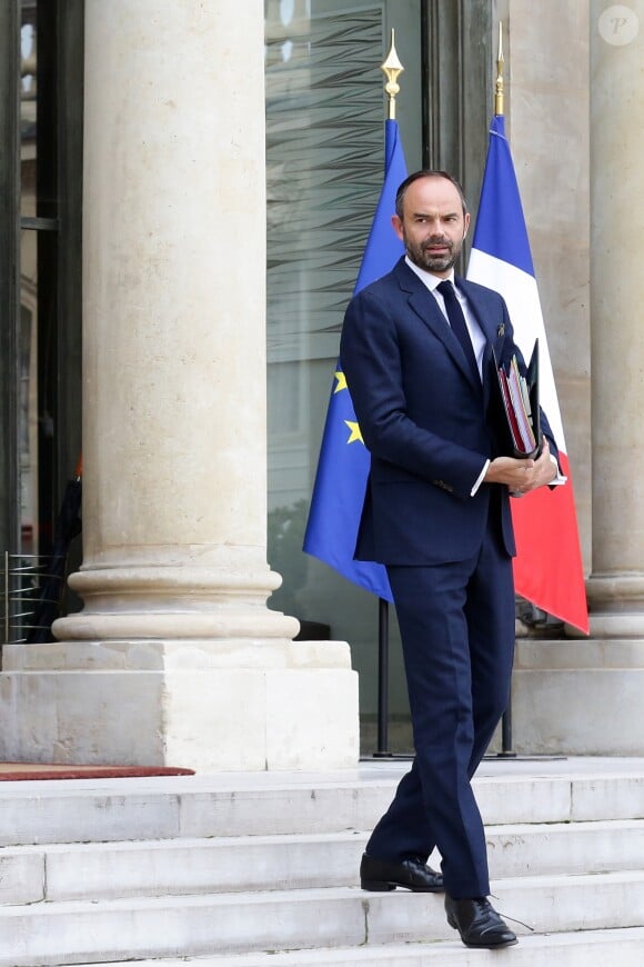 Le premier ministre Edouard Philippe à la sortie du conseil des ministres au palais de l'Elysée le 4 octobre 2017 à Paris. © Stéphane Lemouton / Bestimage