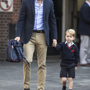 Le prince George de Cambridge accompagné par son père le prince William pour son premier jour d'école à Thomas's Battersea à Londres le 7 septembre 2017.