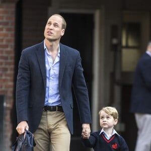 Le prince George de Cambridge accompagné par son père le prince William pour son premier jour d'école à Thomas's Battersea à Londres le 7 septembre 2017.