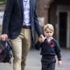 Le prince George de Cambridge accompagné par son père le prince William pour son premier jour d'école à Thomas's Battersea à Londres le 7 septembre 2017.