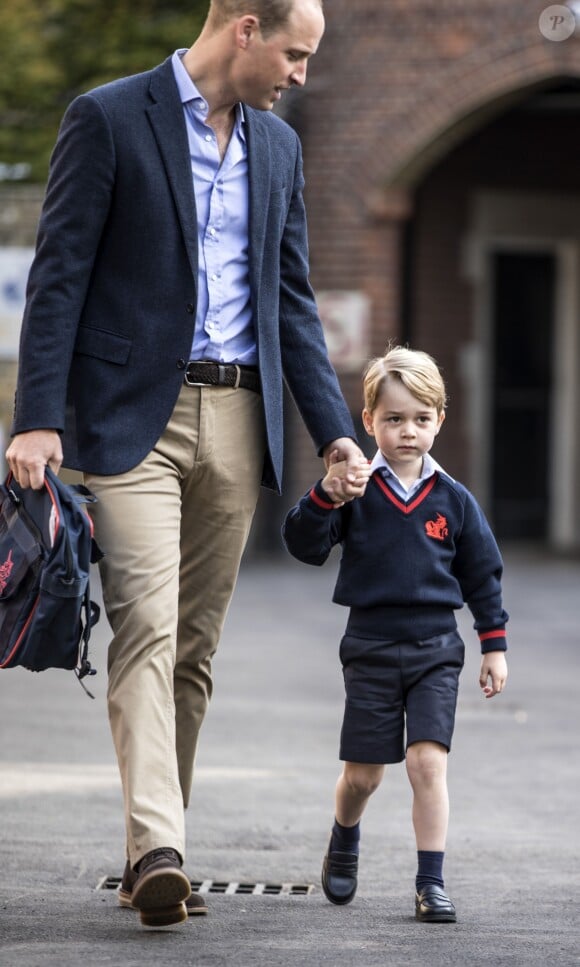 Le prince George de Cambridge accompagné par son père le prince William pour son premier jour d'école à Thomas's Battersea à Londres le 7 septembre 2017.