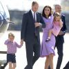 Le prince William et la duchesse Catherine de Cambridge avec leurs enfants le prince George et la princesse Charlotte de Cambridge lors de leur départ à l'aéroport de Hambourg, le 21 juillet 2017, après leur visite officielle en Allemagne.