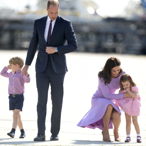 Le prince William et la duchesse Catherine de Cambridge avec leurs enfants le prince George et la princesse Charlotte de Cambridge lors de leur départ à l'aéroport de Hambourg, le 21 juillet 2017, après leur visite officielle en Allemagne.