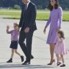 Le prince William et la duchesse Catherine de Cambridge avec leurs enfants le prince George et la princesse Charlotte de Cambridge lors de leur départ à l'aéroport de Hambourg, le 21 juillet 2017, après leur visite officielle en Allemagne.