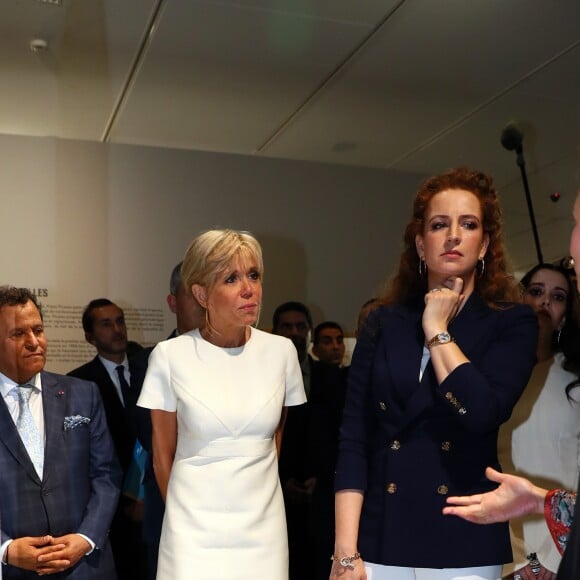 Brigitte Macron découvrant en compagnie de la princesse Lalla Salma du Maroc l'exposition "Face à Picasso" au Musée Mohammed VI d'art moderne et contemporain de Rabat, le 14 juin 2017. © Sébastien Valiela / Bestimage