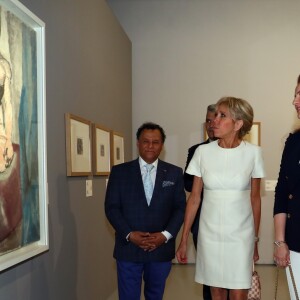 Brigitte Macron découvrant en compagnie de la princesse Lalla Salma du Maroc l'exposition "Face à Picasso" au Musée Mohammed VI d'art moderne et contemporain de Rabat, le 14 juin 2017. © Sébastien Valiela / Bestimage