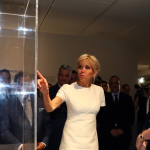 Brigitte Macron découvrant en compagnie de la princesse Lalla Salma du Maroc l'exposition "Face à Picasso" au Musée Mohammed VI d'art moderne et contemporain de Rabat, le 14 juin 2017. © Sébastien Valiela / Bestimage