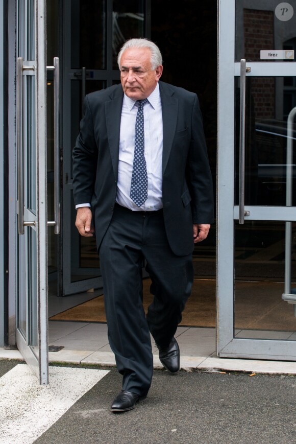 Dominique Strauss Kahn quitte son hôtel à Lille pour se rendre au tribunal, dans le cadre du procès de proxénétisme aggravé dit de "l'affaire du Carlton". Le 17 février 2015.