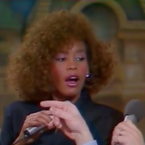 Whitney Houston face à Serge Gainsbourg en 1986. Une archive de l'INA. La chanteuse outrée !