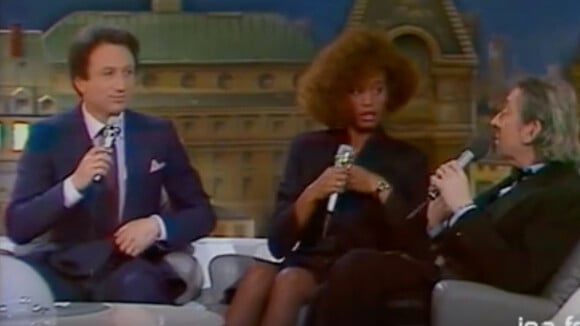 Michel Drucker très gêné par Serge Gainsbourg face à Whitney Houston, en 1986.